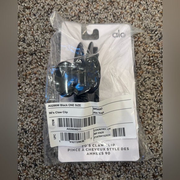 Alo Yoga 90s Black Hair Claw Clip NWT main image 5